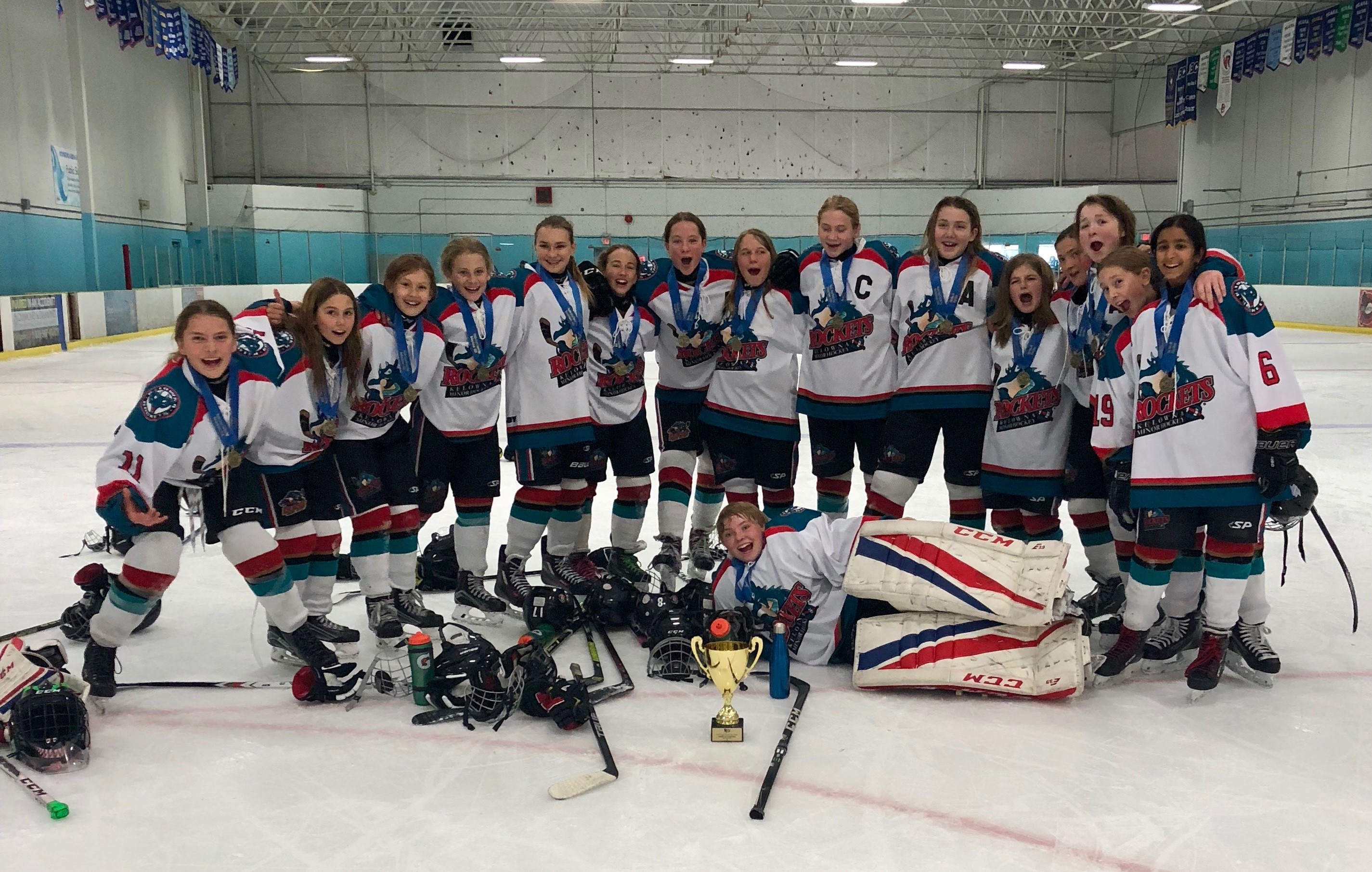 PEEWEE FEMALE A WIN THEIR SECOND TOURNAMENT THIS SEASON! Kelowna